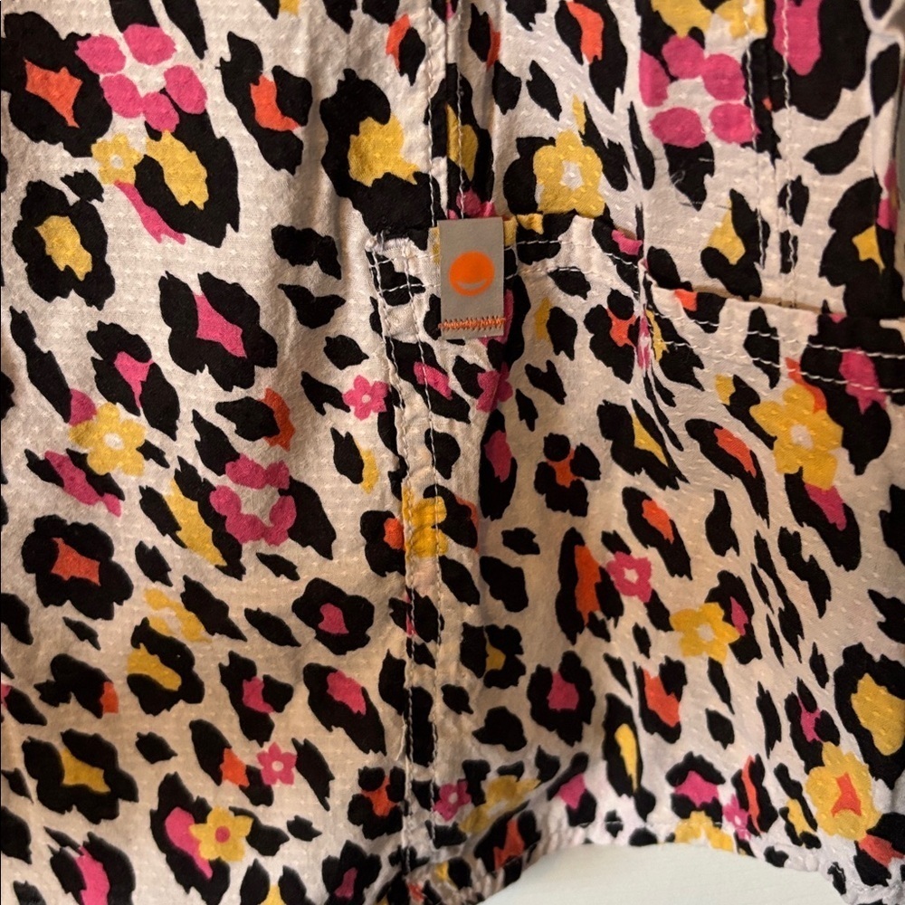 Cheetah Print Scrub Top - Picture 4 of 5